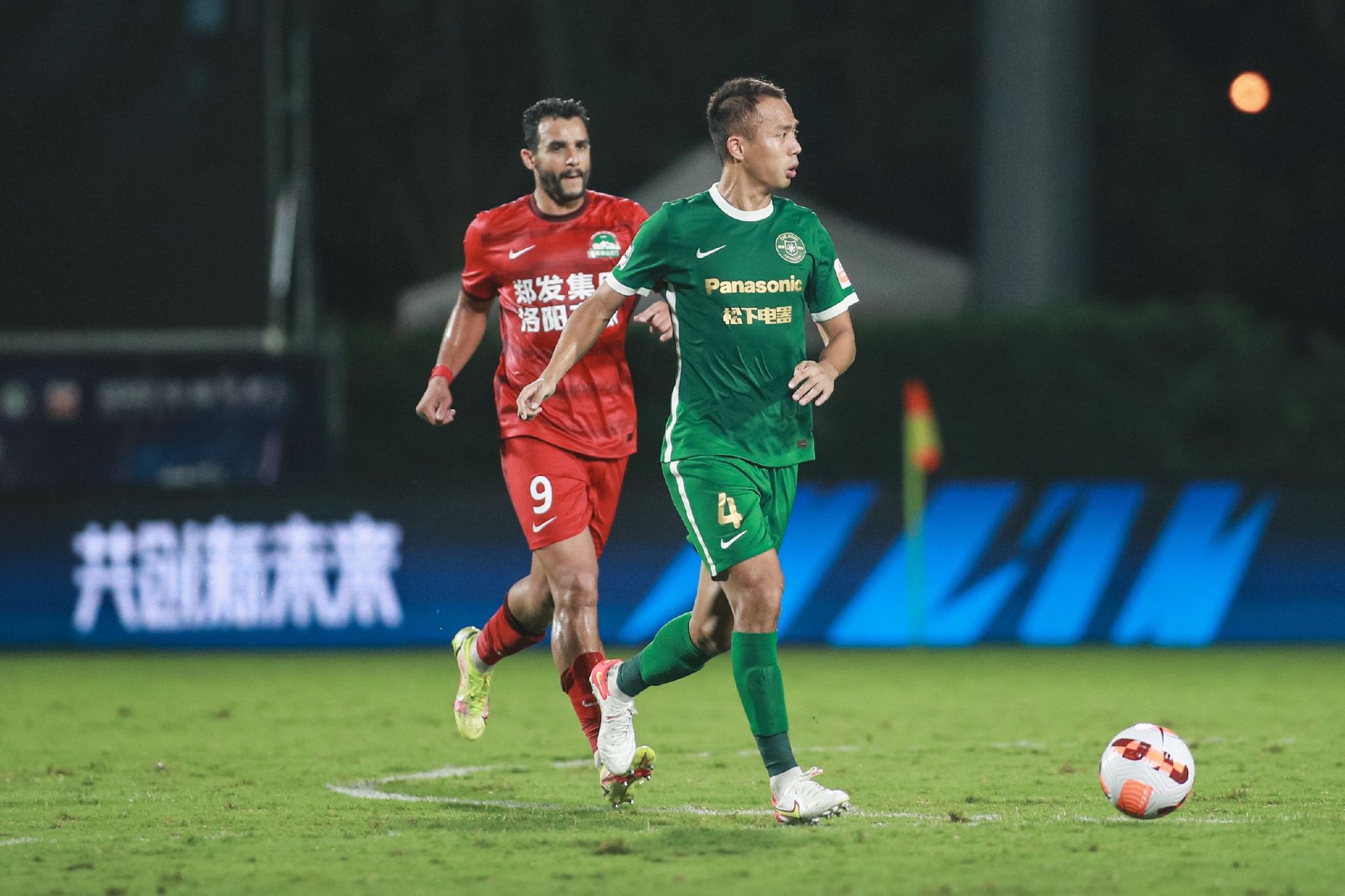 清代末年，义和团神打之术一时髦盛，曾进宫表演，得西太后奖赏。转眼已经是平易近国，小门徒萧千（汪禹 饰）随师父以神打术行走江湖，一日师父年夜醉，萧千被世人拖往请神。萧千神功虽无，武功确有，一番猴拳加道具的表演蒙混了不雅众，却获咎了不雅法的拳师，被追打出镇。萧千迤逦来到一小镇，因为用神打术替小乞儿出头，起头在镇上崭露头角。路见不服的性情让他惹事无数，也拜此所赐结识智慧姑娘弓足（林珍异 饰）。一对儿心思纯正、襟怀胸襟公理的同伴自此为镇上“人鬼两界”的困难奔波。固然，萧千也不会抛却助人时代任何一次可以填饱肚子的机遇……